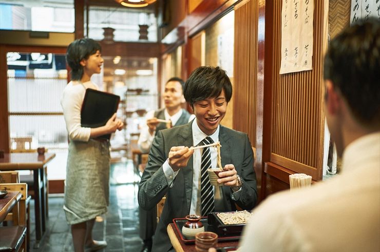 男性食べてる